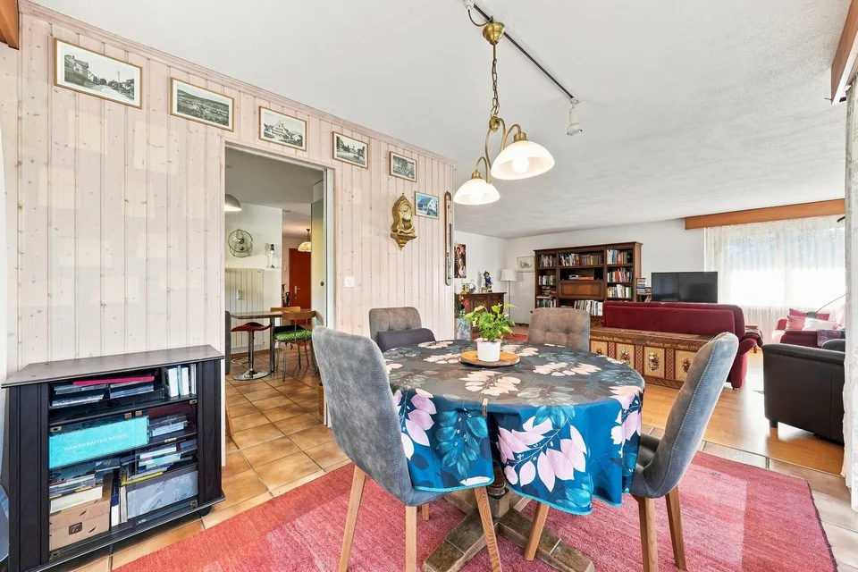 Spacious Home with a Far-Reaching View – photo 3 of 12
