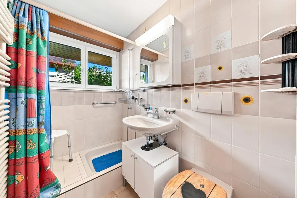 Spacious Home with a Far-Reaching View – photo 6 of 12