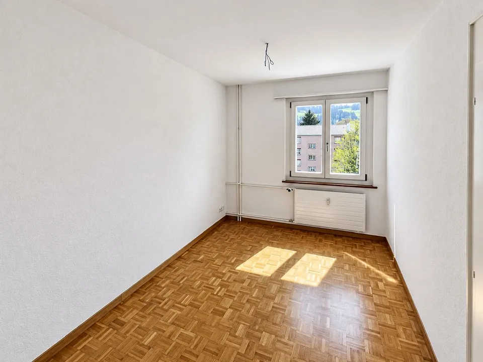 Appartement 4 pièces spacieux, 2e étage à droite