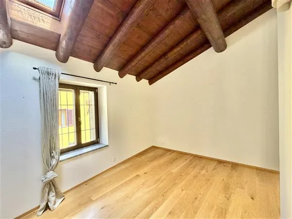 Origlio: Dachgeschoß-Duplex 6 Zimmer