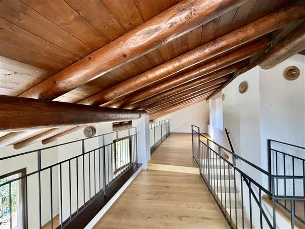 Origlio: Dachgeschoß-Duplex 6 Zimmer