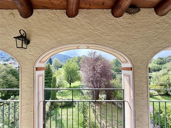 Origlio: Dachgeschoß-Duplex 6 Zimmer