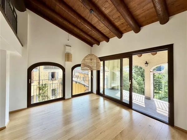 Origlio: Dachgeschoß-Duplex 6 Zimmer
