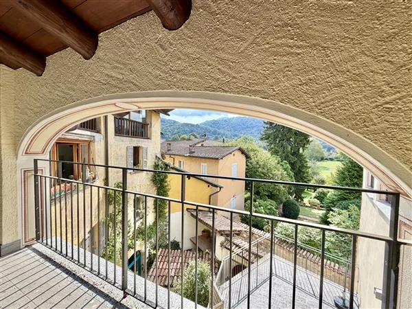 Origlio: Dachgeschoß-Duplex 6 Zimmer
