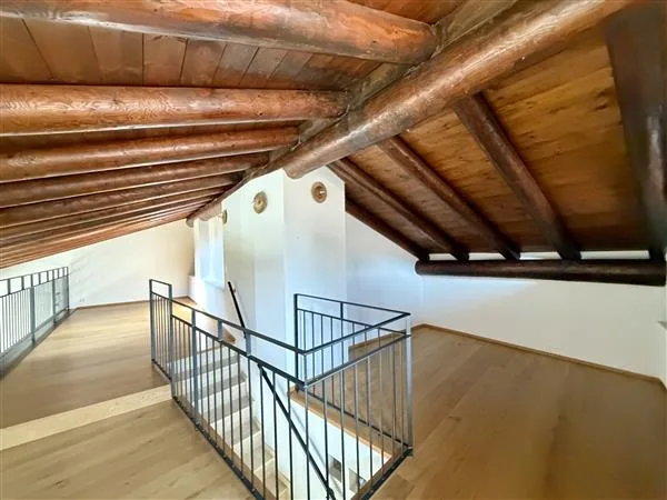 Origlio: Dachgeschoß-Duplex 6 Zimmer