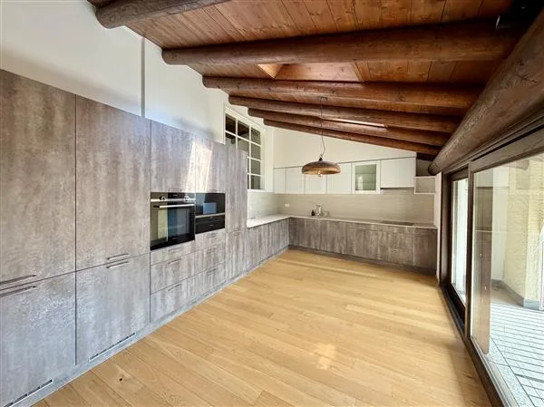 Origlio: Dachgeschoß-Duplex 6 Zimmer