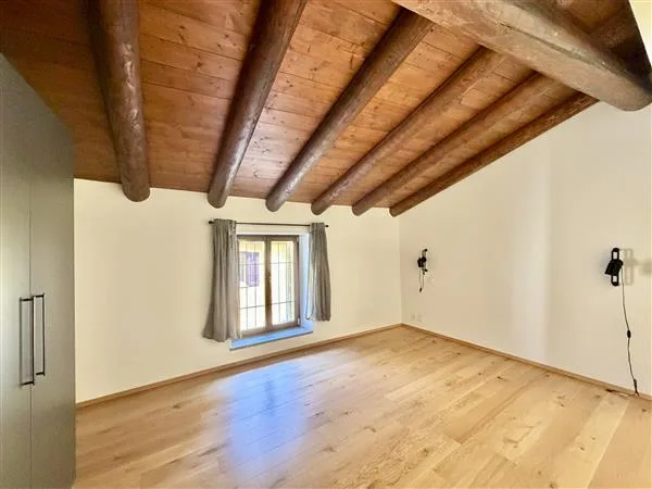 Origlio: Dachgeschoß-Duplex 6 Zimmer
