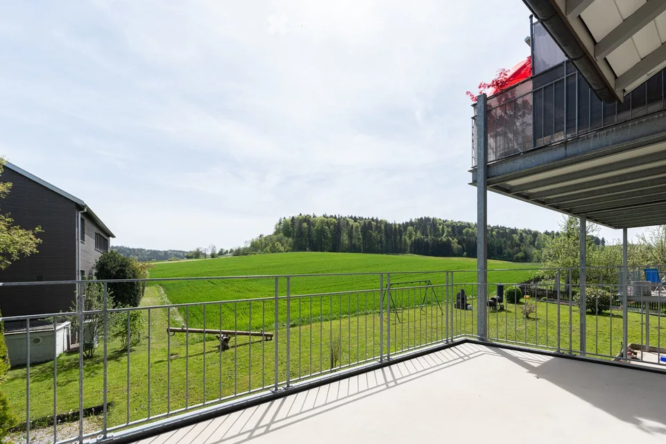 Helle 4-Zimmer-Wohnung mit Balkon und schöner Aussicht in Weisslingen