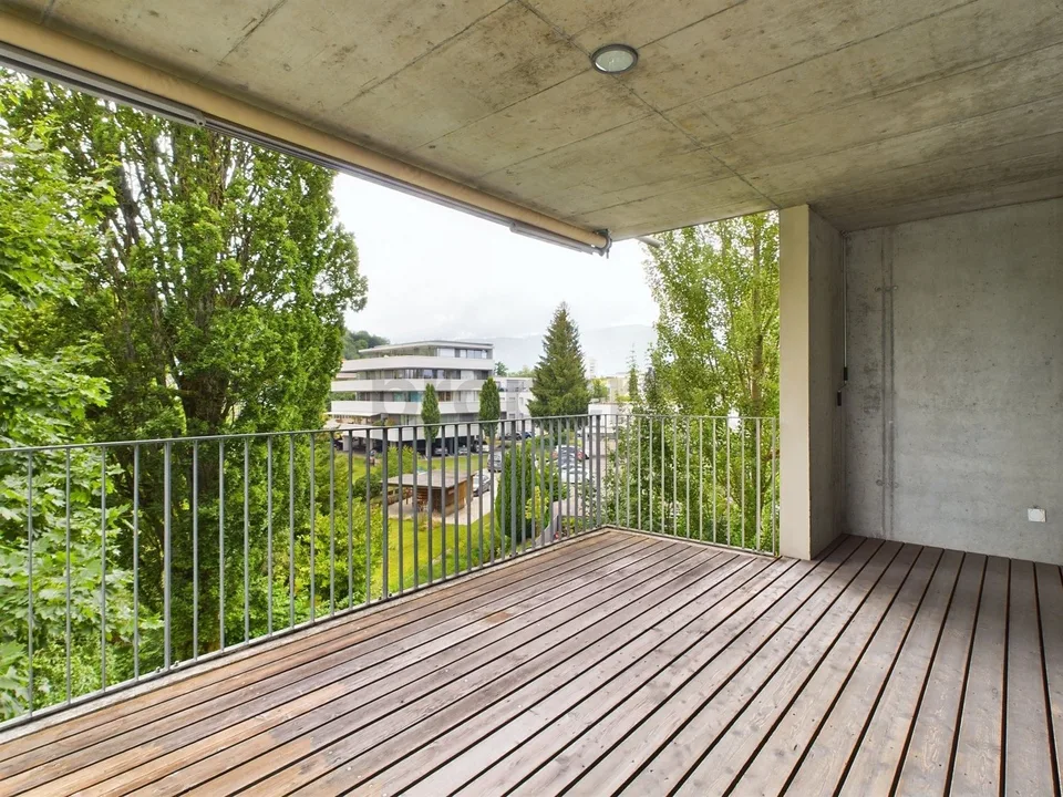 Gedeckte Terrasse und Minergie-Komfort, eigener Waschturm und Einstellhallenplatz