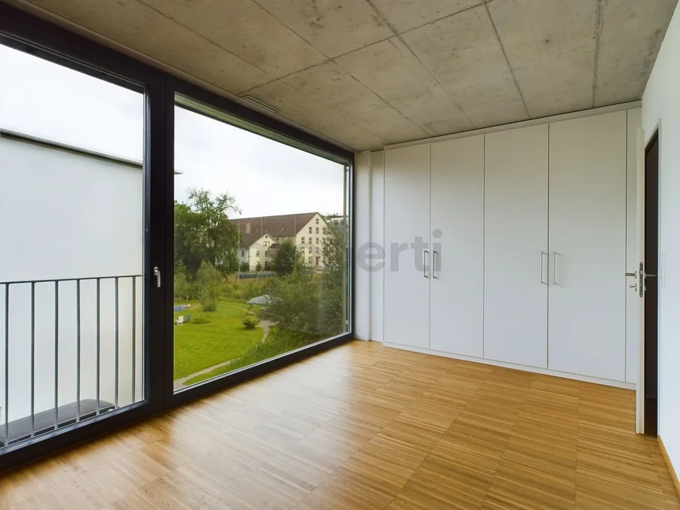 Gedeckte Terrasse und Minergie-Komfort, eigener Waschturm und Einstellhallenplatz