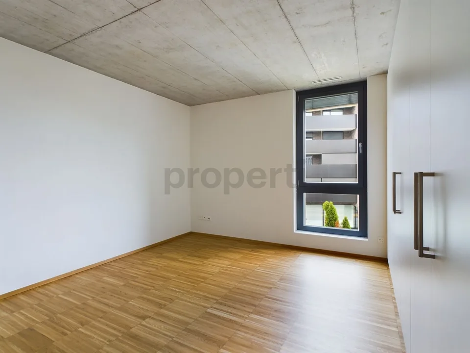Gedeckte Terrasse und Minergie-Komfort, eigener Waschturm und Einstellhallenplatz