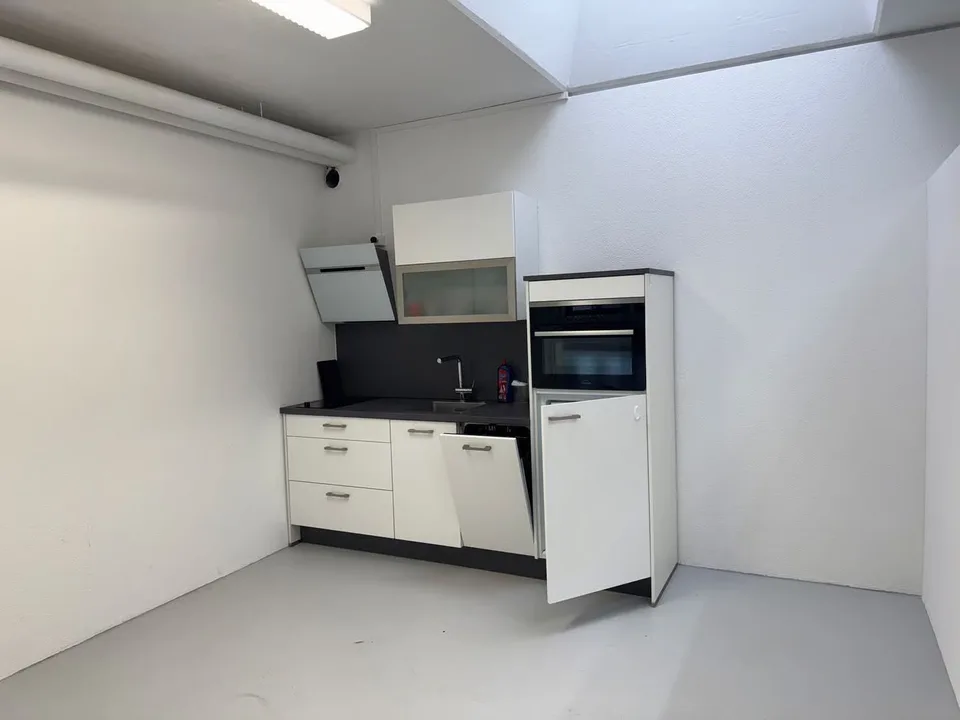 580m² Modern Commercial Space with Loading Ramp – photo 7 of 15