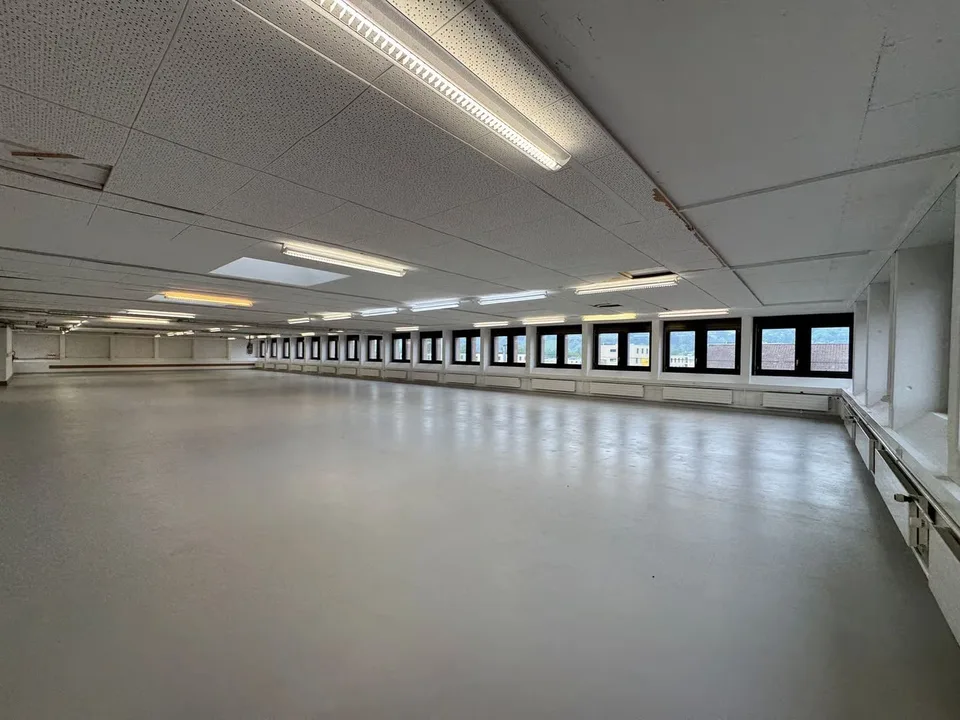580m² Modern Commercial Space with Loading Ramp – photo 4 of 15