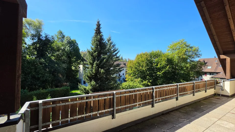 Charmante 5.5-Zimmer-Dachwohnung in Nürensdorf – Sofort verfügbar! – Foto 3 von 9