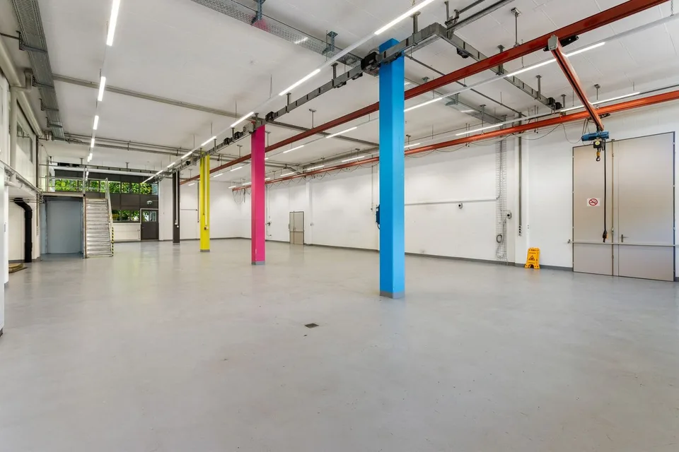 Spazi commerciali e di ufficio polivalenti con oltre 1.150 m² di spazio utilizzabile – foto 2 di 17