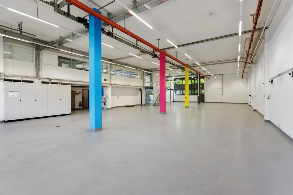 Spazi commerciali e di ufficio polivalenti con oltre 1.150 m² di spazio utilizzabile – foto 3 di 17