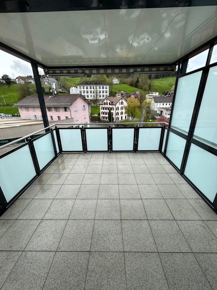 Appartement spacieux et beau de 4.0 pièces avec grand balcon donnant sur le vert