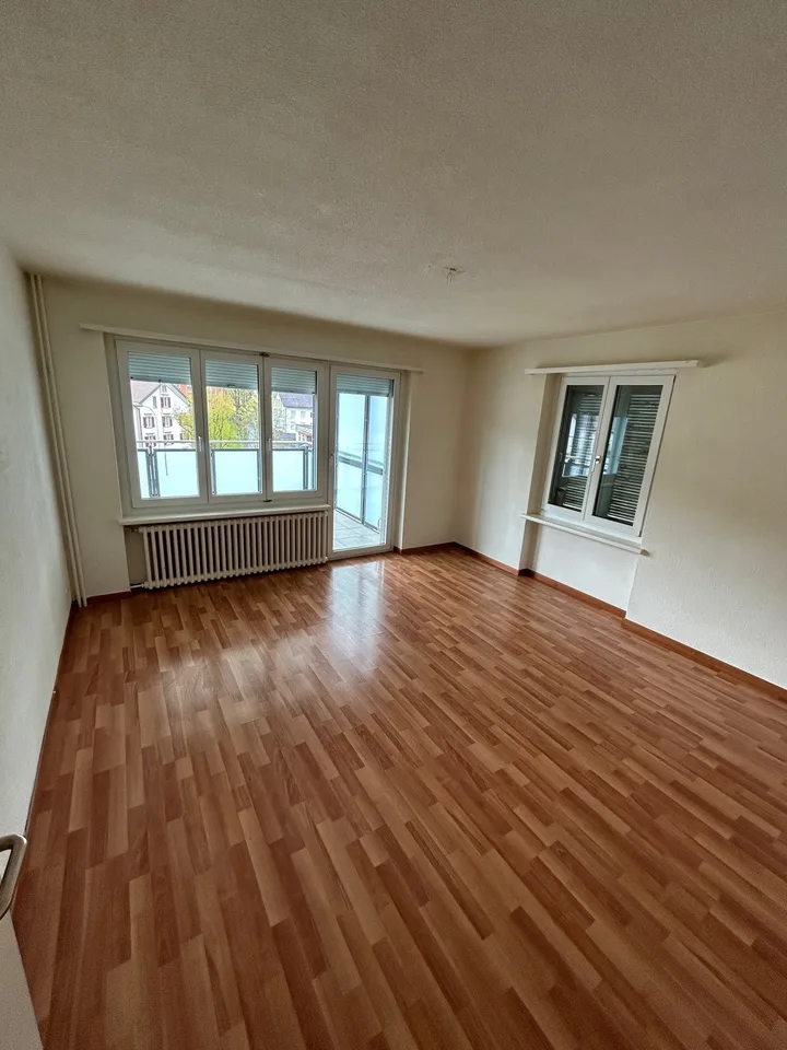 Appartement spacieux et beau de 4.0 pièces avec grand balcon donnant sur le vert