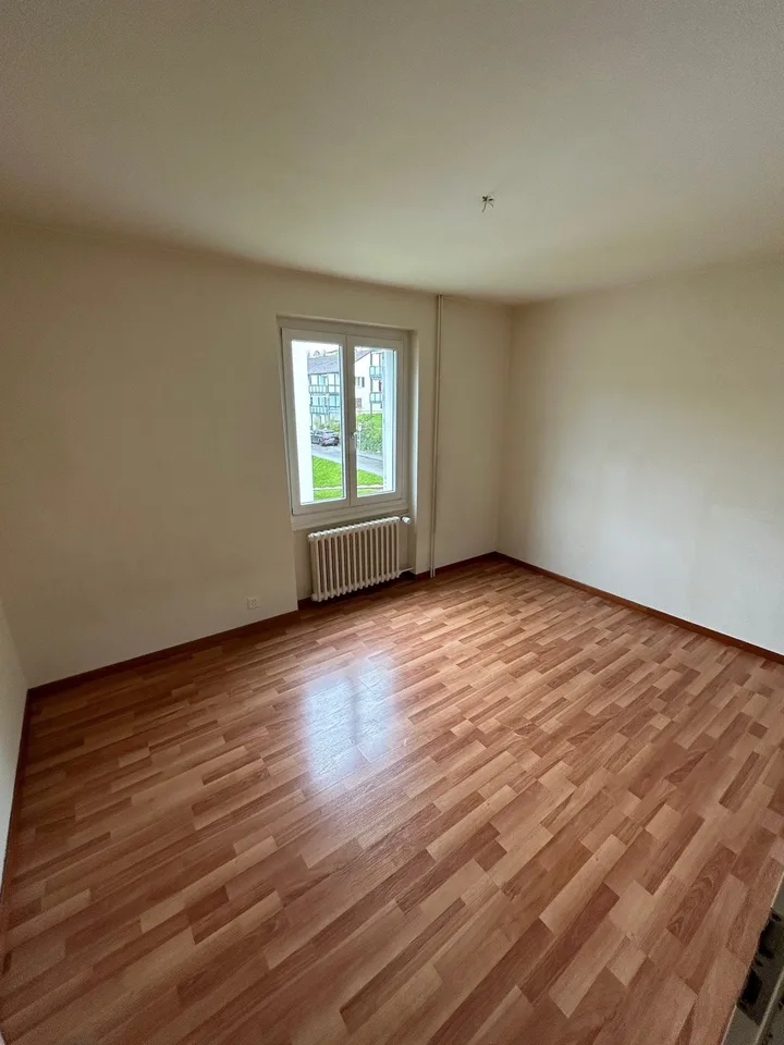 Appartement spacieux et beau de 4.0 pièces avec grand balcon donnant sur le vert