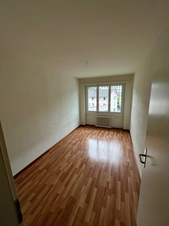 Appartement spacieux et beau de 4.0 pièces avec grand balcon donnant sur le vert