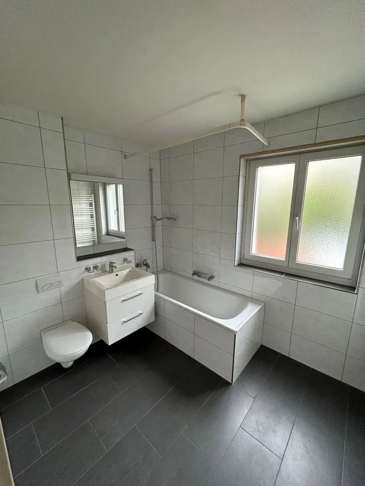 Appartement spacieux et beau de 4.0 pièces avec grand balcon donnant sur le vert