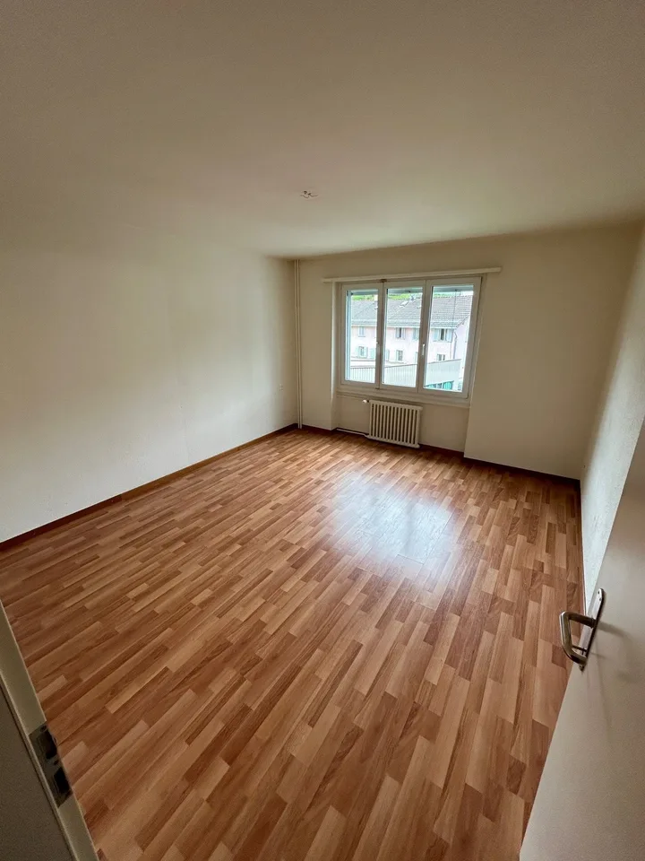 Appartement spacieux et beau de 4.0 pièces avec grand balcon donnant sur le vert