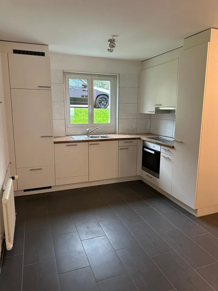 Appartement spacieux et beau de 4.0 pièces avec grand balcon donnant sur le vert