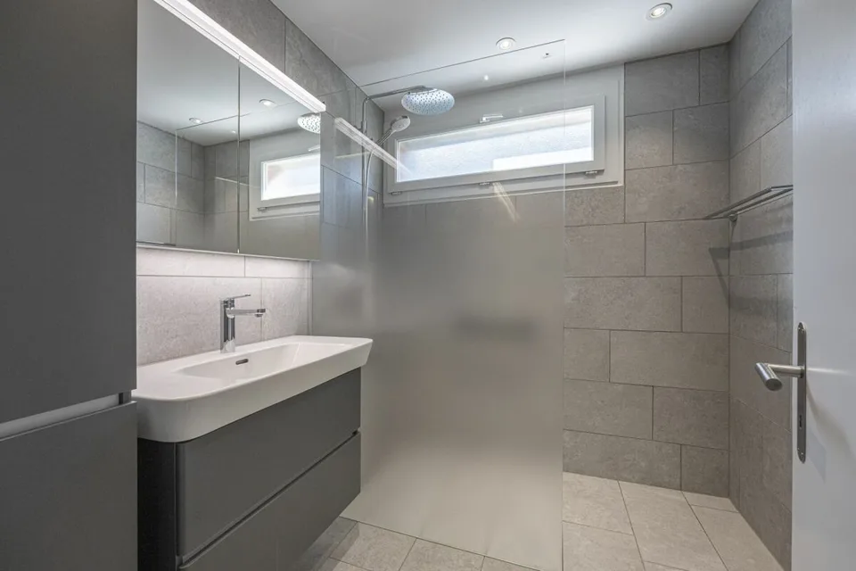 Sonnige 3.5-Zimmer-Wohnung mit Bergsicht & Garagenplatz – Foto 5 von 12