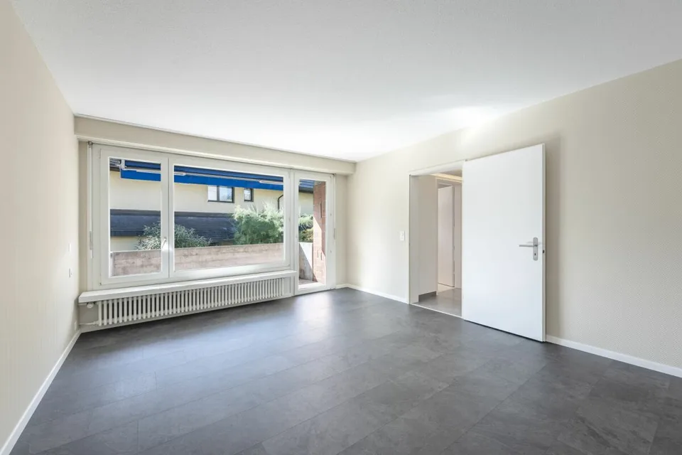 Sonnige 3.5-Zimmer-Wohnung mit Bergsicht & Garagenplatz – Foto 7 von 12