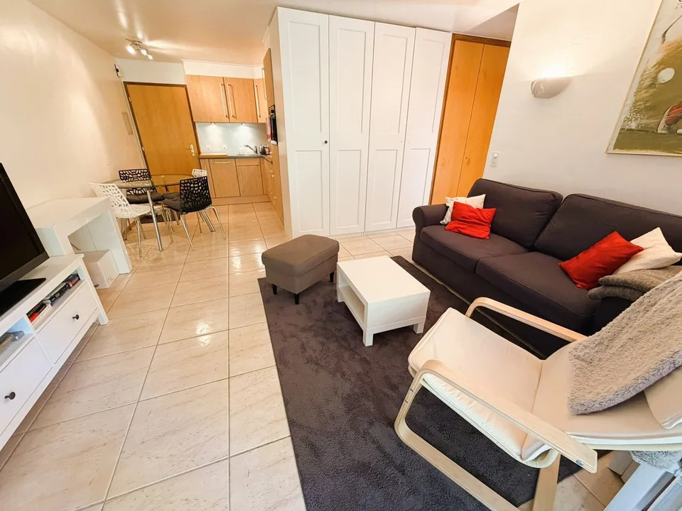 Zur Saison: Prächtiges 2.5-Zimmer-Wohnung renoviert - Geräumig & hell - Ruhige Lage - Gut gelegen - Schöne Aussicht