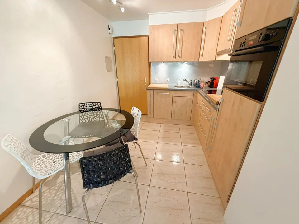 Zur Saison: Prächtiges 2.5-Zimmer-Wohnung renoviert - Geräumig & hell - Ruhige Lage - Gut gelegen - Schöne Aussicht