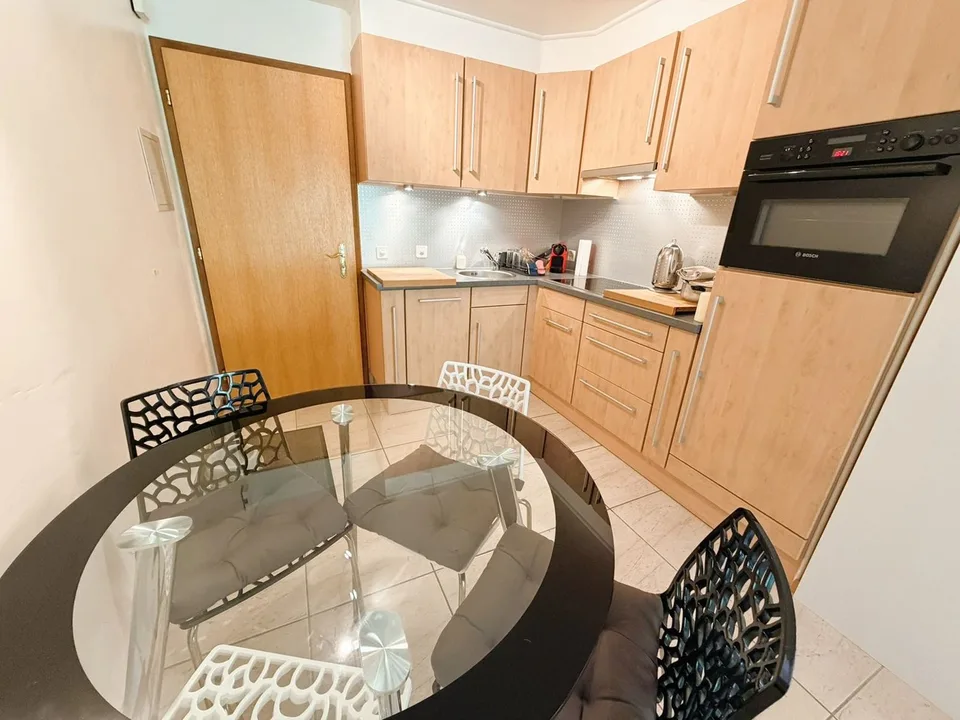 Zur Saison: Prächtiges 2.5-Zimmer-Wohnung renoviert - Geräumig & hell - Ruhige Lage - Gut gelegen - Schöne Aussicht