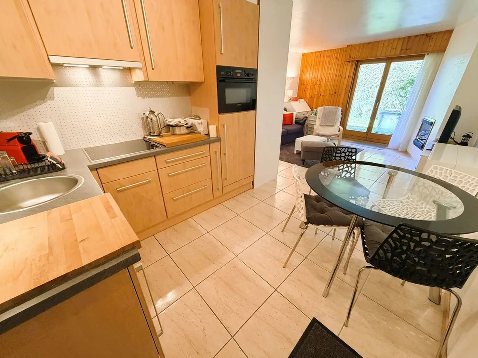 Zur Saison: Prächtiges 2.5-Zimmer-Wohnung renoviert - Geräumig & hell - Ruhige Lage - Gut gelegen - Schöne Aussicht