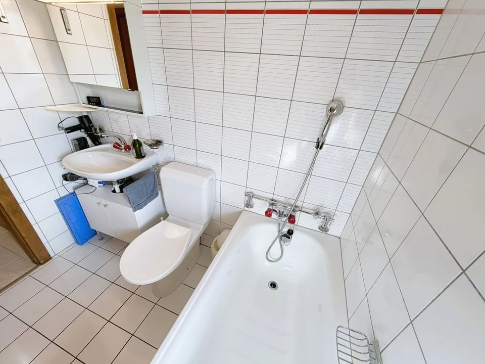 Zur Saison: Prächtiges 2.5-Zimmer-Wohnung renoviert - Geräumig & hell - Ruhige Lage - Gut gelegen - Schöne Aussicht