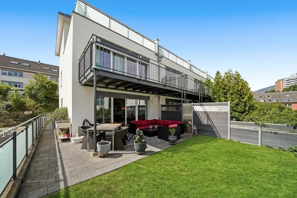 Modernes 5.5-Zimmer-Eck-Reihenhaus mit Wärmepumpe & Solaranlage – Foto 2 von 21