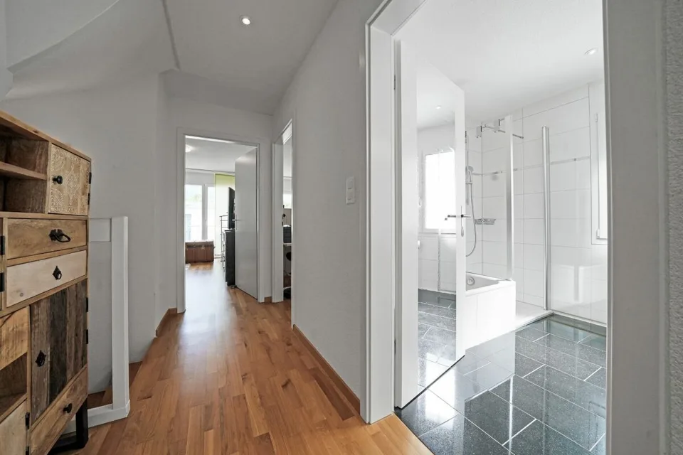 Modernes 5.5-Zimmer-Eck-Reihenhaus mit Wärmepumpe & Solaranlage – Foto 11 von 21