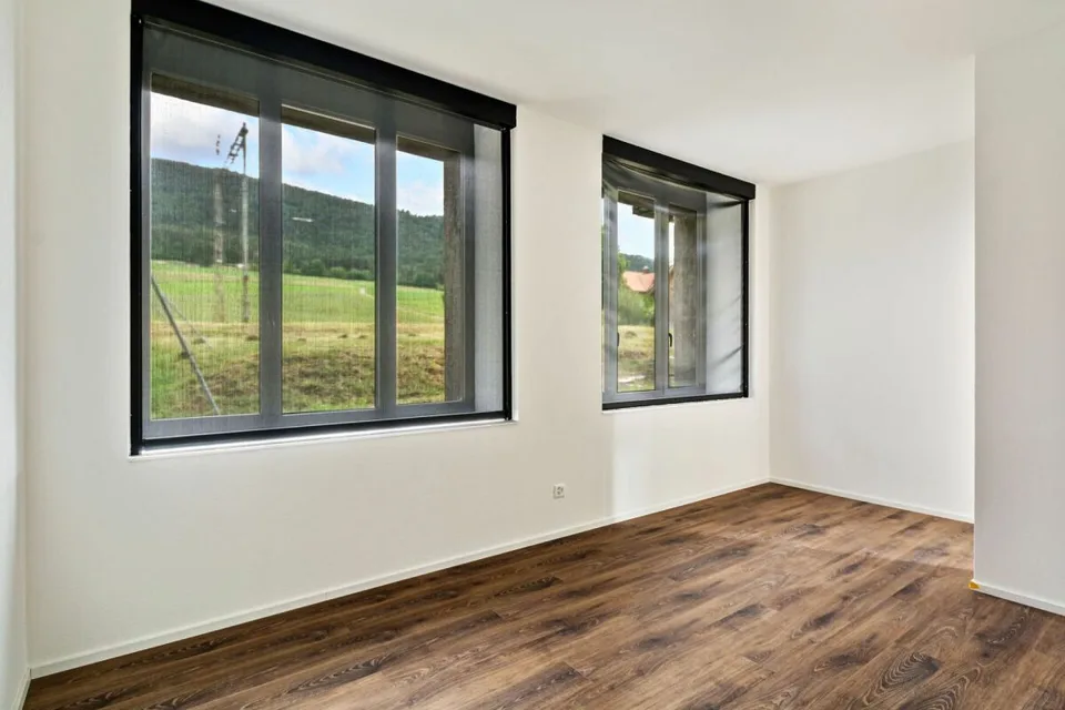 Courtelary, wunderschöne 4.5-Zimmer-Wohnung im Erdgeschoss