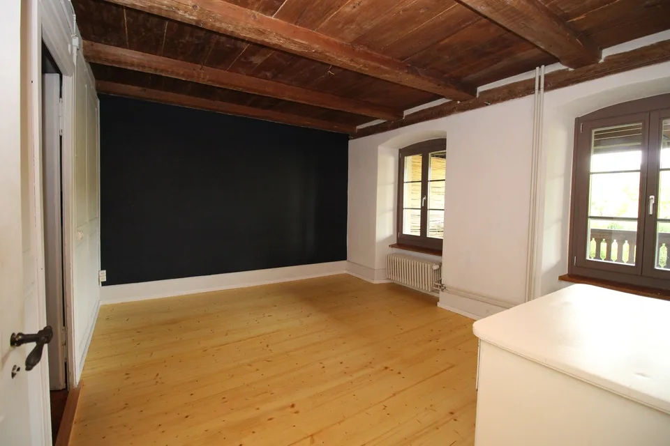 Charming 5-room old building apartment with balcony in Windisch