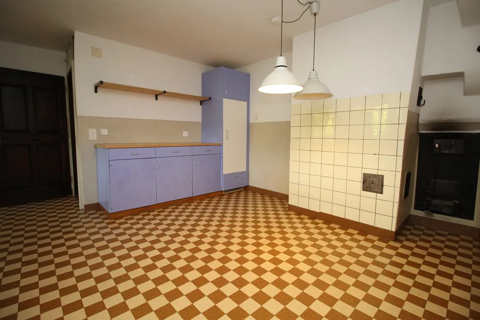Charming 5-room old building apartment with balcony in Windisch