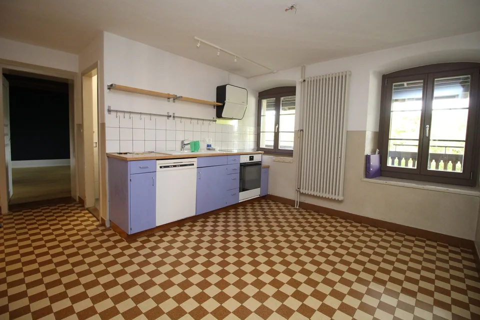 Charming 5-room old building apartment with balcony in Windisch