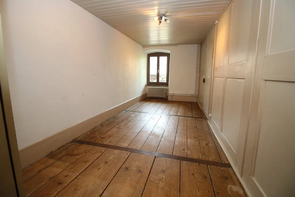 Charming 5-room old building apartment with balcony in Windisch