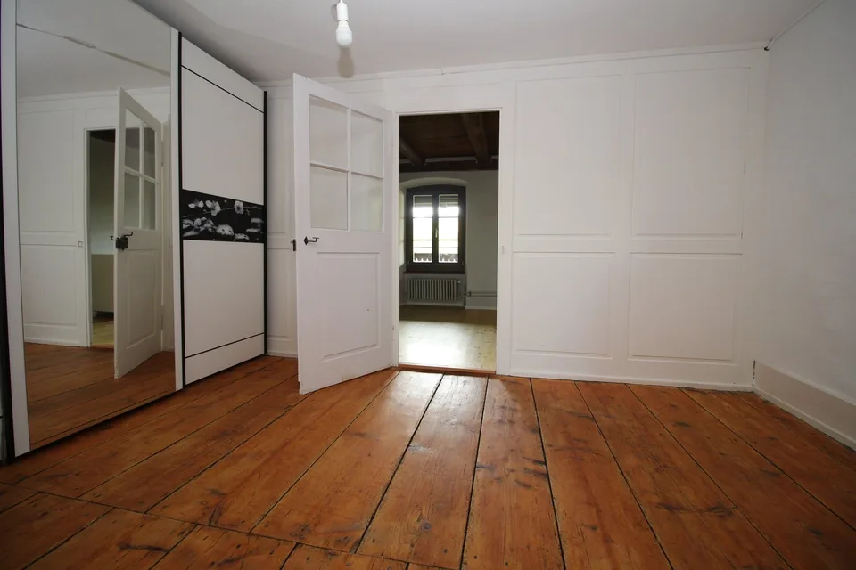 Charming 5-room old building apartment with balcony in Windisch