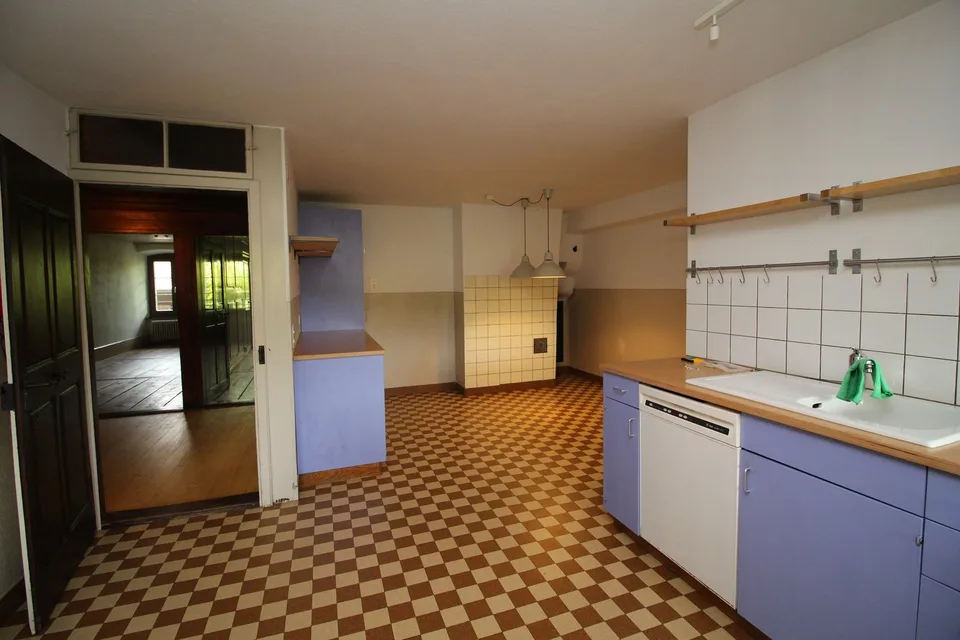 Charming 5-room old building apartment with balcony in Windisch