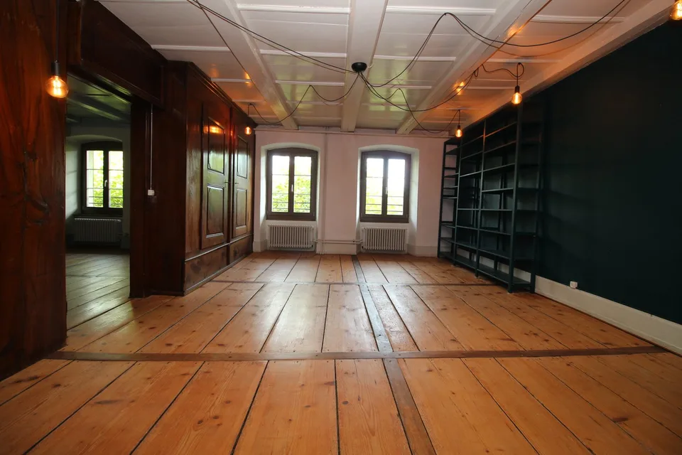 Charming 5-room old building apartment with balcony in Windisch