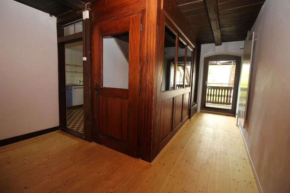 Charming 5-room old building apartment with balcony in Windisch