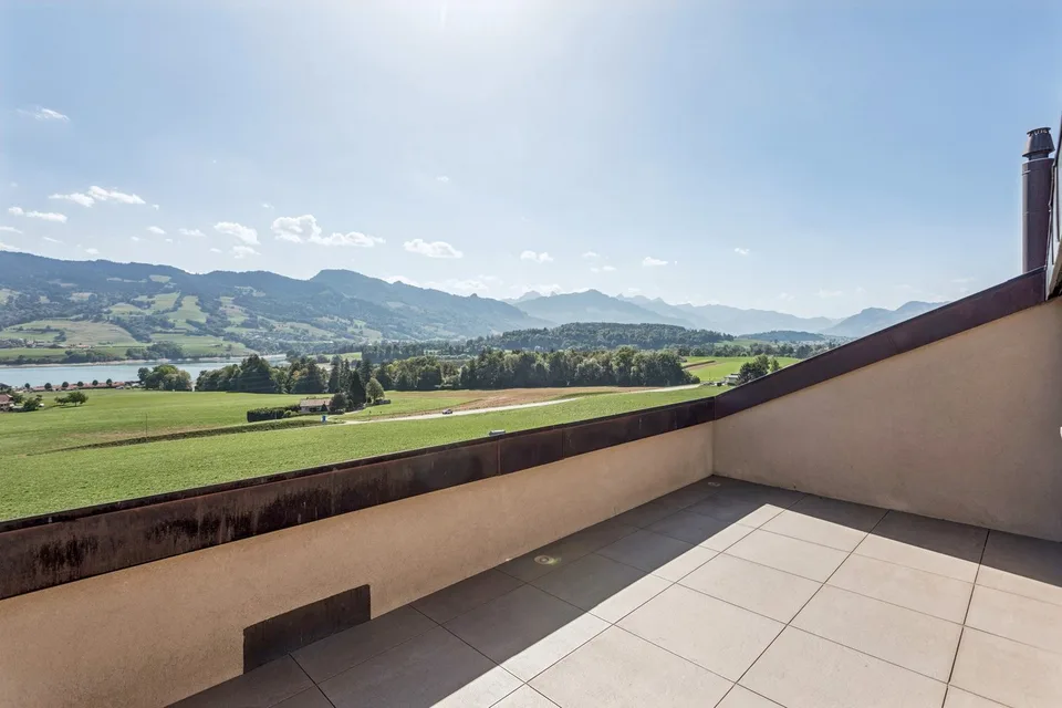 Sublimes Dachgeschoss-Duplex mit atemberaubendem Blick auf den Gruyère-See – Foto 7 von 22
