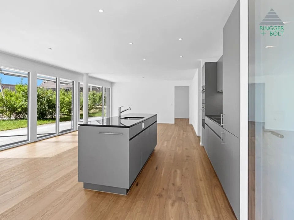 Moderne 2.5-Zimmer-Gartenwohnung mit grosszügigem Sitzplatz in Zwillikon
