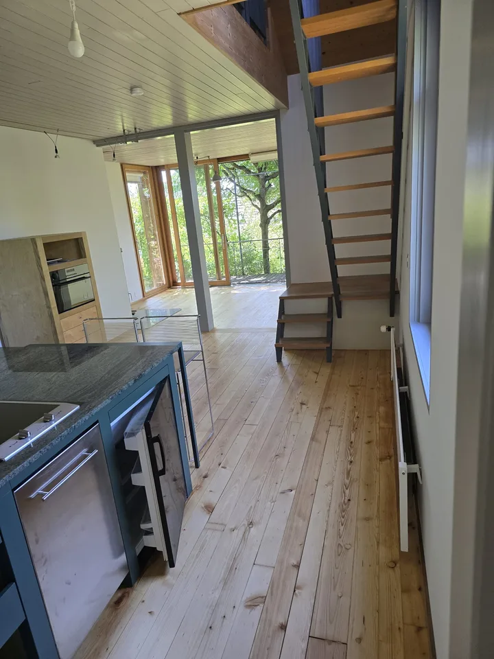 Belle partie de maison non conventionnelle pour les amoureux de jardin dans un excellent emplacement à Uesslingen