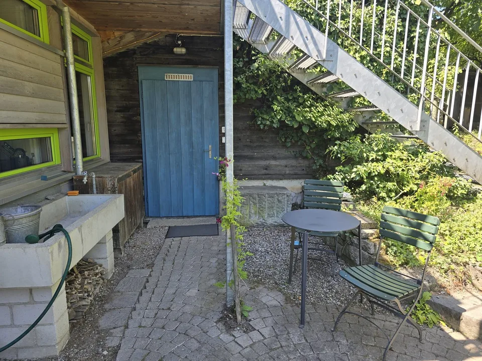 Belle partie de maison non conventionnelle pour les amoureux de jardin dans un excellent emplacement à Uesslingen