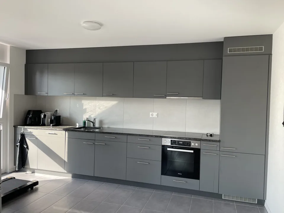 PRÄCHTIGES APPARTEMENT MIT BALKON IN 200M ENTFERNUNG ZUM SEE